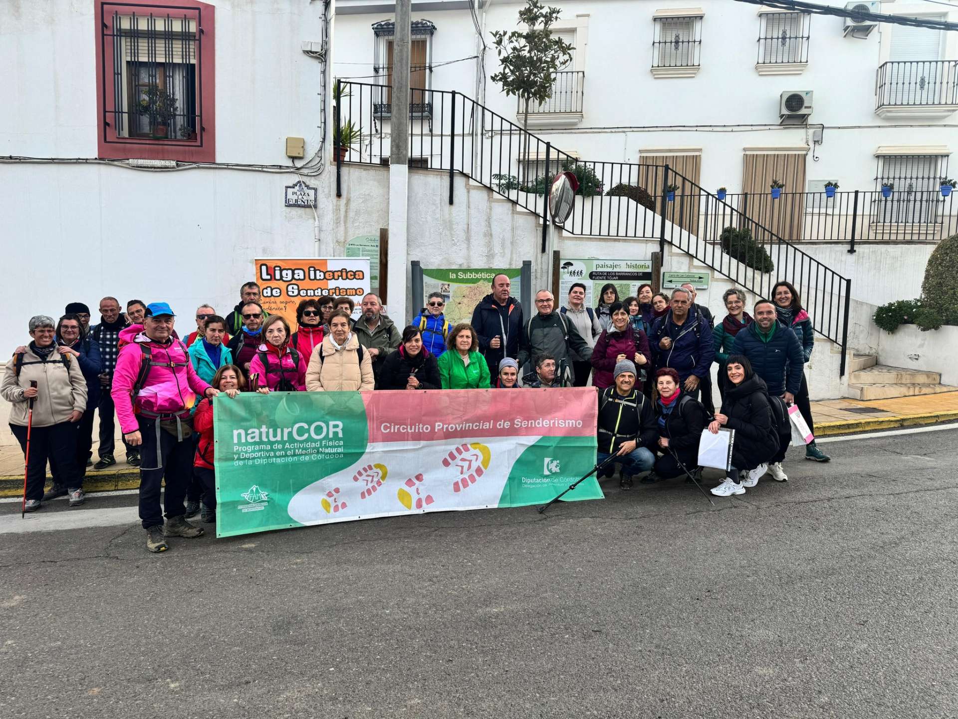 Los participantes realizan la ‘Ruta de Los Barrancos’, incluida dentro del Programa Paisajes con Historia de la Diputación de Córdoba